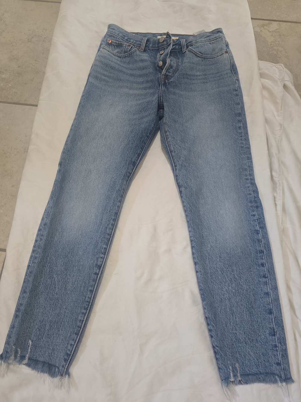 Levi's Women's Light Blue Straight-Leg Jeans with Button Fly 27